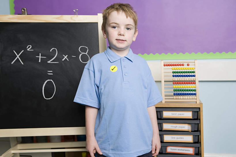 西方人,儿童,一个人,学校,站,笑,微笑,横图,室内,白天,正面,纯洁,算盘,柜子,欧洲,欧洲人,仅一个男性,仅一个人,服装,古老,计算,科学,标志,材料,档案,数字,文件,文字,字符,墙,办公用品,注视,休闲装,文化,标识,传统,校园,墙壁,墙面,排列,小孩,衣服,紫色,黑板,资料,观察,看,站着,仅一个小孩,休闲,教室,休闲服,可爱,童年,童趣,教学,理财,财务,阿拉伯数字,服饰,观看,察看,关注,数学,文档,档案柜,童真,烂漫,无邪,摆列,耐磨,教学黑板,天真,珠算,男孩,男人,男性,白种人,孩子,站立,半身,彩图,布列,分列,男生