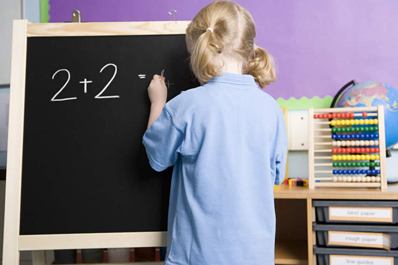 西方人,儿童,一个人,学校,站,横图,室内,白天,纯洁,算盘,仪器,海洋,柜子,地图,欧洲,欧洲人,仅一个女性,仅一个人,一排,握,写,服装,古老,朦胧,模糊,整齐,计算,科学,网格,笔,标志,材料,档案,地球仪,工具,数字,文件,文字,线条,字符,世界地图,墙,地球,陆地,办公用品,拿,全球,拿着,注视,休闲装,文化,标识,传统,校园,墙壁,墙面,球,排列,小孩,背面,衣服,紫色,粉笔,经纬线,模型,学习用品,黑板,资料,观察,看,站着,仅一个小孩,休闲,教室,球体,休闲服,可爱,童年,童趣,教学,握着,理财,财务,地理,国家,阿拉伯数字,服饰,观看,文具用品,大陆,察看,世界,队列,关注,数学,文档,纬线,版图,档案柜,经线,童真,烂漫,无邪,经纬仪,地理学,耐磨,白垩,教学黑板,天真,珠算,女孩,女人,女性,白种人,孩子,站立,半身,彩图,大洋,大洲,女生