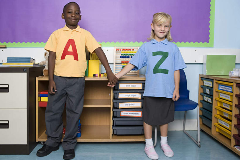 西方人,儿童,两个人,伙伴,朋友,学校,站,握手,笑,微笑,露齿笑,横图,室内,白天,正面,友谊,纯洁,算盘,柜子,欧洲,非洲,黑人,欧洲人,服装,古老,计算,科学,英文,标志,材料,档案,文件,文字,字符,字母,墙,办公用品,注视,休闲装,文化,标识,传统,校园,墙壁,墙面,小孩,衣服,紫色,白色,黑板,资料,观察,看,站着,休闲,教室,休闲服,可爱,童年,童趣,教学,理财,财务,服饰,观看,英文字母,察看,关注,数学,文档,档案柜,童真,烂漫,无邪,耐磨,教学黑板,天真,友情,珠算,男孩,男人,男性,女孩,女人,女性,白种人,非洲人,搀手,拉手,手拉手,手握手,站立,彩图,全身,男生,女生