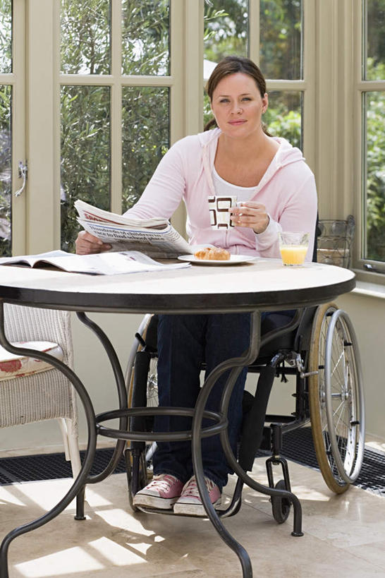 点心,面包,果汁,咖啡,西方人,一个人,病人,坐,笑,微笑,露齿笑,竖图,室内,白天,正面,阅读,幸福,植物,餐桌,窗户,桌子,报纸,杯子,欧洲,欧洲人,仅一个女性,仅一个人,握,学习,服装,瓷器,工具,食品,面点,咖啡杯,陶瓷制品,饮品,拿,拿着,注视,休闲装,娱乐,玻璃窗,树,树木,食物,糕点,饮料,衣服,绿色,自然,轮椅,复健,观察,看,仅一个中年女性,享受,休闲,康复,温馨,休闲服,器械,放松,乐趣,浏览,握着,服饰,生长,成长,餐台,观看,察看,医疗设备,提神,舒适,关注,可口,瓷杯,醒脑,医疗器械,残疾,残疾人,医疗工具,伤残,软饮料,辅助设备,残障,弱势群体,适口,女人,女性,中年女性,白种人,患者,就医者,坐着,半身,彩图