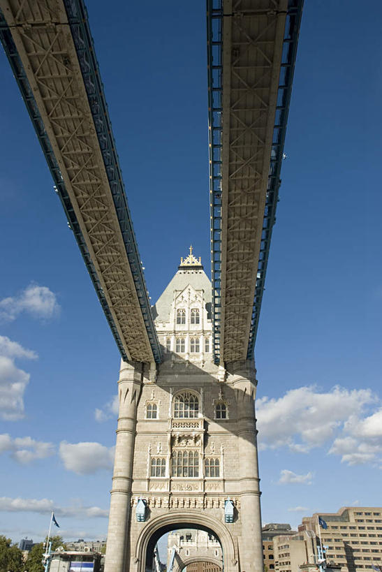 无人,高楼大厦,竖图,室外,白天,仰视,旅游,度假,名胜古迹,标志建筑,大桥,大厦,地标,建筑,摩天大楼,桥梁,英国,欧洲,伦敦,阴影,遗迹,光线,影子,云,云朵,桥,首都,云彩,古迹,文物,娱乐,建设,古建筑,伦敦塔桥,泰晤士河,蓝色,白云,蓝天,天空,阳光,天,享受,休闲,旅游胜地,放松,吊桥,晴朗,人行桥,悬索桥,西欧,吊杆,大不列颠,古文明,大不列颠及北爱尔兰联合王国,塔桥,大不列颠联合王国,日不落英帝国,雾都,锚锭,悬索,晴空,彩图,低角度拍摄,大楼,高层建筑,高楼,摩天楼