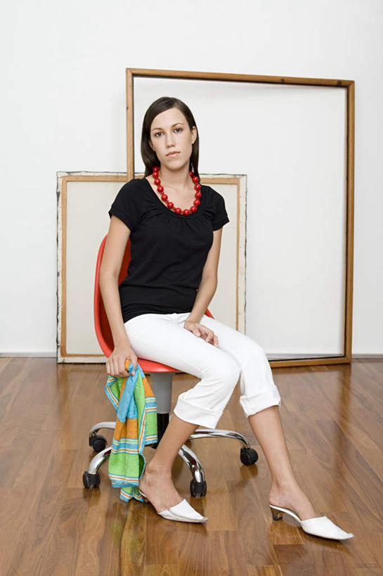 西方人,一个人,坐,笑,微笑,竖图,室内,白天,正面,高跟鞋,时尚,鞋子,椅子,欧洲,欧洲人,仅一个年轻女性,仅一个女性,仅一个人,握,装饰,木制,墙,拿,拿着,注视,架子,墙壁,墙面,两个,一个,白色,会议椅,木制品,围巾,观察,看,温暖,握着,单个,围脖,观看,保暖,华丽,办公椅,点缀,察看,御寒,关注,时髦,衬托,美观,雅致,雅观,商务椅,培训椅,时兴,年轻女性,女人,女性,白种人,坐着,彩图,全身