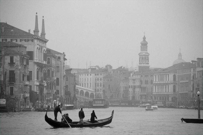 划船,西方人,四个人,站,横图,黑白,室外,白天,正面,度假,河流,美景,水,雾,城市风光,城市,船,意大利,欧洲,欧洲人,许多,乘客,行人,游客,游人,弯腰,握,波纹,服装,朦胧,模糊,船桨,房屋,屋子,河水,景观,水流,公寓,木船,涟漪,注视,休闲装,娱乐,楼房,路人,旅客,住宅,衣服,水纹,交通工具,波浪,观察,看,站着,享受,休闲,休闲服,景色,放松,握着,服饰,观看,迷雾,察看,舟,关注,南欧,载具,意大利共和国,水晕,弯身,威内托,威内托大区,荡舟,过客,男人,男性,年轻男性,年轻女性,女人,女性,白种人,大雾,站立,全身,房子