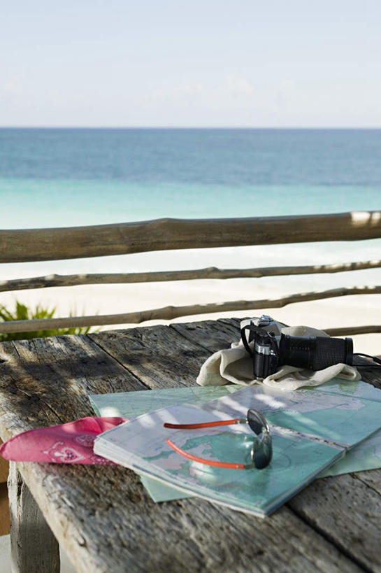 无人,栏杆,竖图,室外,白天,正面,旅游,度假,海浪,海洋,美景,沙滩,植物,桌面,桌子,棕榈树,相机,叶子,阴影,光线,木制,墨镜,沙子,眼镜,影子,海岸,景观,浪花,水平线,围栏,辽阔,绿叶,海平线,沙地,娱乐,护栏,树,树木,拍照,蓝色,绿色,蓝天,天空,阳光,自然,海水,木制品,数码相机,太阳镜,太阳眼镜,天,享受,休闲,广阔,嫩叶,遮阳镜,景色,放松,摄影,生长,晴朗,成长,一望无际,自然风光,海景,棕榈叶,万里无云,无边无际,一马平川,叶,叶片,照相机,大海,风浪,海,海水的波动,海滩,近岸浪,涌浪,晴空,晴空万里,彩图,照相,水天相接,水天一线