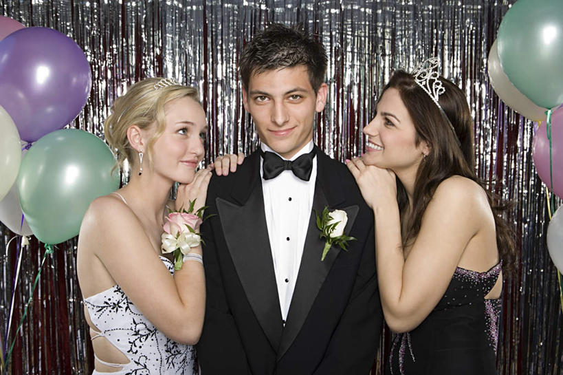 西方人,三个人,伙伴,朋友,站,笑,微笑,露齿笑,横图,室内,白天,正面,裙子,晚礼服,爱情,友谊,幸福,纯洁,热情,玫瑰,皇冠,欧洲,欧洲人,连衣裙,装饰,盛开,塑料,玫瑰花,浪漫,花蕾,注视,花,花瓣,花朵,鲜花,气球,塑料制品,花苞,花蕊,观察,看,站着,温暖,温馨,同学,橡胶,恩爱,搭,帷幕,观看,吊带裙,华丽,修饰,点缀,和睦,权威,察看,校友,搭着,高贵,关注,帷幔,幕布,感动,幕帘,橡胶制品,燕尾服,衬托,美观,雅致,雅观,尊敬,同窗,学友,权力,统治,帷幔布,天真,友情,刺玫花,徘徊花,男人,男性,年轻男性,年轻女性,女人,女性,白种人,王冠,站立,半身,彩图,晚宴服,舞会服,洋服,洋装,夜礼服,融洽