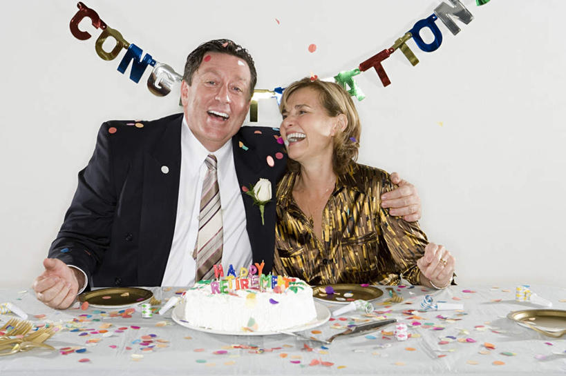 点心,葡萄酒,西方人,两个人,伙伴,朋友,商务人士,商务男性,商务女性,坐,抱,笑,微笑,露齿笑,横图,彩色,室内,白天,正面,衬衫,奢侈,下午茶,快乐,友谊,合作,团队,杯子,帽子,欧洲,欧洲人,握,纸质,套装,装饰,高脚杯,食品,纸屑,浪漫,拿,拿着,注视,生日帽,玻璃制品,酒,食物,糕点,饮料,酒杯,香槟,观察,看,诱惑,战略,握着,抱着,观看,五颜六色,华丽,修饰,碎纸,点缀,察看,小丑帽,搂着,关注,商务装,五彩缤纷,碎纸条,工薪阶层,香槟杯,三角帽,狂欢帽,派对帽,聚会帽,纸帽,联合,合谋,衬托,美观,雅致,雅观,气泡酒,起泡酒,汽酒,绚烂,五彩纸屑,配合,协作,男人,男性,女人,女性,中年男性,中年女性,白种人,白领,上班族,玻璃杯,怀抱,搂,搂抱,相抱,拥抱,坐着,半身,彩图,衬衣,高兴,欢笑,蛋糕