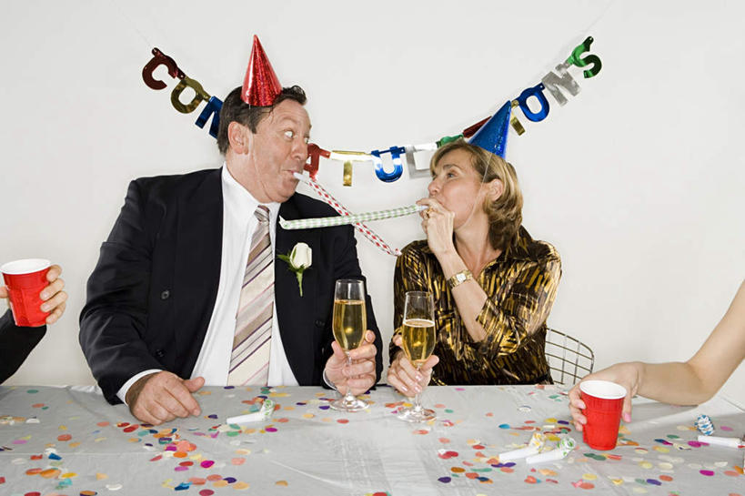 点心,葡萄酒,西方人,四个人,伙伴,朋友,商务人士,商务男性,商务女性,坐,笑,微笑,露齿笑,横图,彩色,室内,白天,正面,衬衫,奢侈,下午茶,快乐,友谊,合作,团队,杯子,礼盒,礼物,帽子,欧洲,欧洲人,握,纸质,套装,装饰,高脚杯,纸盒,食品,纸屑,浪漫,拿,拿着,注视,生日帽,玻璃制品,盒子,酒,食物,糕点,饮料,包装盒,酒杯,礼品盒,香槟,观察,看,诱惑,战略,握着,礼品,观看,五颜六色,华丽,修饰,碎纸,点缀,察看,小丑帽,关注,商务装,五彩缤纷,碎纸条,工薪阶层,香槟杯,三角帽,狂欢帽,派对帽,聚会帽,纸帽,联合,合谋,衬托,美观,雅致,雅观,气泡酒,起泡酒,汽酒,绚烂,五彩纸屑,配合,协作,男人,男性,女人,女性,中年男性,中年女性,白种人,白领,上班族,玻璃杯,坐着,半身,彩图,衬衣,高兴,欢笑,蛋糕