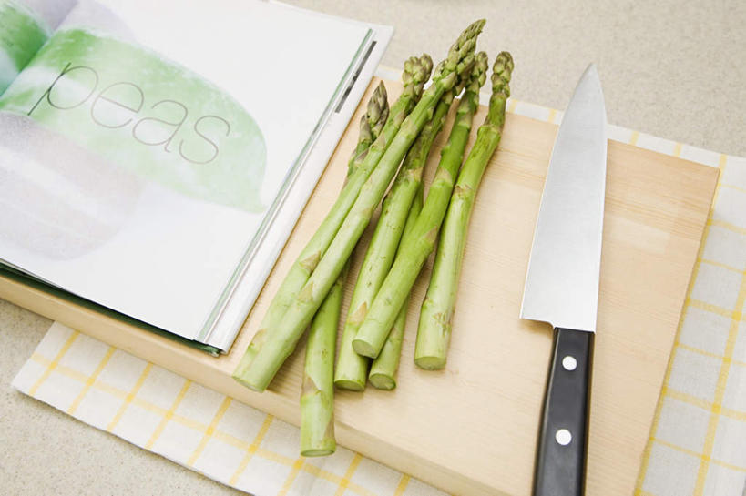 无人,横图,俯视,室内,特写,白天,桌面,桌子,芦笋,蔬菜,书籍,金属制品,新鲜,金属,木制,工具,食品,案板,刀具,砧板,食物,木制品,刀,摄影,有机食品,绿色食品,影棚,菜刀,切菜刀,书,图书,猪尾巴,药鸡豆子,石刁柏,蚂蚁杆,龙须菜,狼尾巴根,彩图,高角度拍摄,影棚拍摄,拍摄