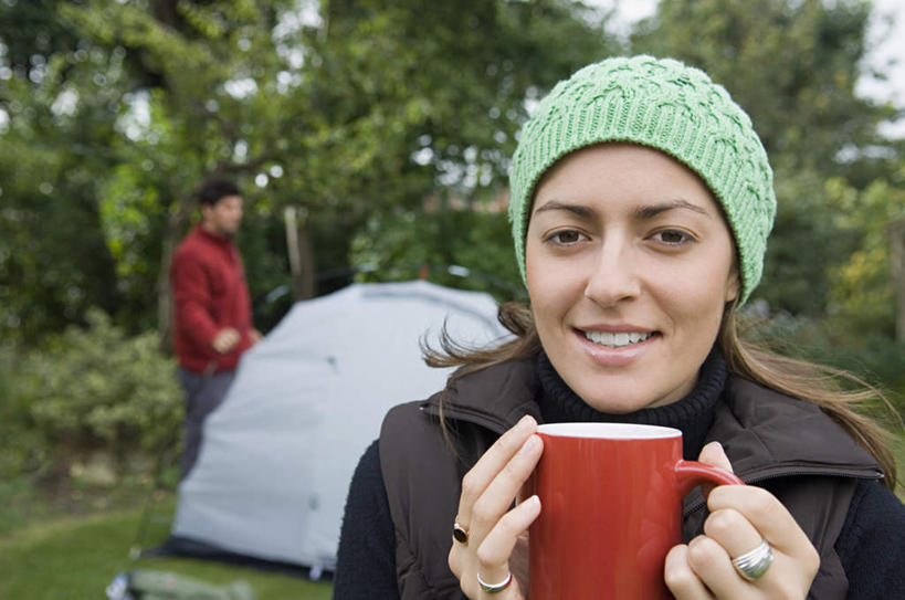 咖啡,西方人,两个人,站,笑,微笑,露齿笑,横图,室外,白天,正面,爱情,旅游,度假,幸福,草地,草坪,植物,杯子,帽子,欧洲,欧洲人,握,服装,瓷器,帐篷,咖啡杯,陶瓷制品,浪漫,拿,拿着,注视,休闲装,娱乐,装饰品,草,树,树木,饮料,衣服,绿色,自然,戒指,饰品,首饰,观察,看,站着,享受,休闲,温暖,温馨,休闲服,恩爱,放松,乐趣,握着,恋人,服饰,生长,成长,观看,信物,和睦,察看,提神,舒适,权利,关注,瓷杯,醒脑,露营,野营,宿营,软饮料,棉帽,手饰,男人,男性,女人,女性,中年男性,中年女性,白种人,情侣,站立,半身,彩图,伴侣,融洽