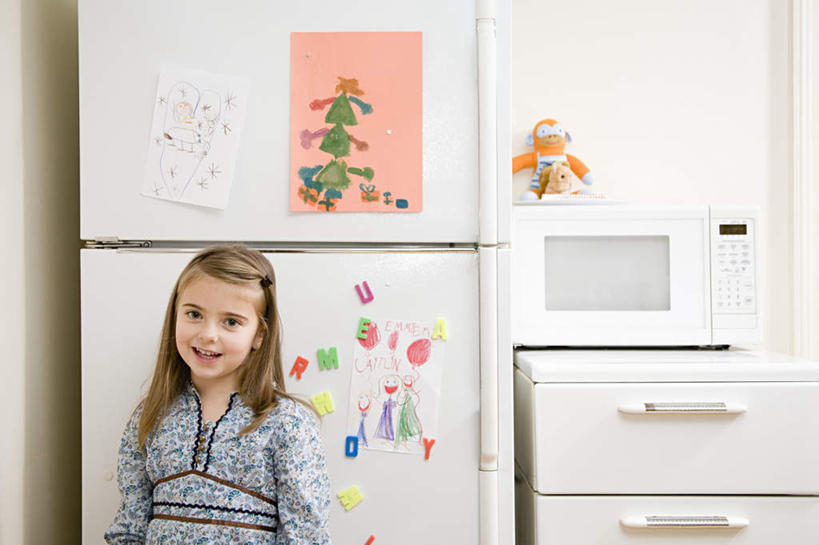 西方人,儿童,一个人,站,笑,微笑,横图,室内,白天,正面,抽象,烹饪,绘画,游戏,纯洁,厨房,柜子,厨具,玩具,欧洲,欧洲人,仅一个女性,仅一个人,一张,服装,朦胧,模糊,艺术,标志,材料,彩绘,档案,电器,图案,文件,文字,纸,字符,字母,冰箱,墙,艺术品,储物柜,古典,玩,注视,休闲装,文化,娱乐,标识,冷冻,冷柜,墙壁,墙面,一个,小孩,衣服,白色,手稿,资料,工艺品,冷藏柜,观察,看,品味,站着,仅一个小孩,休闲,概念,休闲服,可爱,童年,童趣,益智,服饰,冷藏,单个,观看,活动,储藏,吸铁石,微波炉,证明,美术,察看,高雅,家电,家用电器,储存,发泄,关注,消遣,智力,文档,微波,炊具,童真,烂漫,无邪,烹饪用具,美学,宣泄,保鲜,储备,蕴藏,贮备,图文,天真,女孩,女人,女性,白种人,孩子,烹调用具,烹调,玩耍,嬉戏,站立,半身,彩图,涂鸦,灶间,贮存,小家电,女生