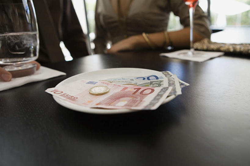 红酒,葡萄酒,西方人,两个人,餐厅,坐,横图,室内,白天,正面,爱情,钱,桌面,桌子,杯子,餐具,欧洲,欧洲人,服装,木制,碟子,高脚杯,盘,钱币,红酒杯,酒类,欧元,浪漫,休闲装,玻璃制品,酒,饮料,衣服,盘子,酒杯,木制品,碟,休闲,温暖,温馨,休闲服,红葡萄酒,恩爱,钞票,金融,纸币,恋人,服饰,经济,和睦,流通,纸钞,贸易,货币,现金,硬币,男人,男性,年轻男性,年轻女性,女人,女性,白种人,情侣,玻璃杯,坐着,半身,彩图,餐馆,饭店,饭馆,伴侣,融洽