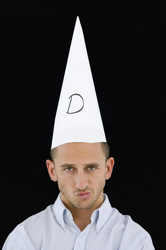 西方人,脸,头,嘴,脸颊,一个人,商务人士,商务男性,站,竖图,室内,特写,白天,正面,衬衫,帽子,欧洲,欧洲人,仅一个男性,仅一个人,仅一个中年男性,黑色背景,纸质,套装,英文,标志,文字,字符,字母,注视,标识,生日帽,肩膀,白色,嘟嘴,观察,看,站着,撅嘴,摄影,影棚,观看,英文字母,察看,小丑帽,关注,商务装,工薪阶层,三角帽,狂欢帽,派对帽,聚会帽,纸帽,一顶,男人,男性,中年男性,白种人,头部,脸部,脸蛋,面部,嘴巴,嘴唇,白领,上班族,站立,半身,彩图,影棚拍摄,衬衣,拍摄