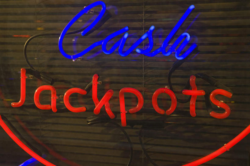 无人,横图,彩色,室外,特写,夜晚,正面,游戏,赌博,贪欲,竞争,霓虹灯,阴影,光线,影子,灯光,七彩,玩,娱乐,光源,霓虹,刺激,灯,红色,蓝色,休闲,赌场,活动,照明设备,发泄,消遣,智力,博彩,投机,侥幸,欲望,氖灯,宣泄,玩耍,嬉戏,彩图,胜负,输赢,娱乐场