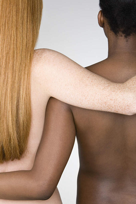 西方人,头发,两个人,伙伴,朋友,站,竖图,室内,特写,白天,白色背景,友谊,欧洲,非洲,黑人,欧洲人,墙,棕色,裸露,墙壁,墙面,背面,白色,站着,搭,摄影,影棚,安慰,抚慰,慰藉,搭着,裸,劝慰,友情,年轻女性,女人,女性,白种人,非洲人,长发,直发,站立,半身,彩图,影棚拍摄,拍摄