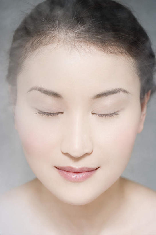 东方人,脸,头,脸颊,一个人,模特,闭眼,笑,微笑,竖图,室内,特写,白天,正面,雾,亚洲,仅一个年轻女性,仅一个女性,仅一个人,沸腾,灰色背景,朦胧,模糊,蒸汽,水蒸气,雾气,黄种人,裸露,摄影,影棚,气体,裸,蒸发,年轻女性,女人,女性,亚洲人,头部,脸部,脸蛋,面部,模特儿,闭眼睛,闭着眼,闭着眼睛,半身,彩图,影棚拍摄,拍摄