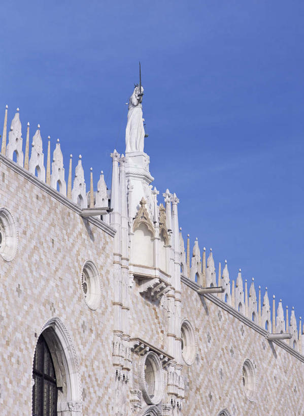 无人,家,宫殿,竖图,室外,白天,仰视,旅游,度假,窗户,标志建筑,地标,建筑,意大利,欧洲,威尼斯,房屋,墙,屋子,云,云朵,公寓,云彩,娱乐,建设,洋房,楼房,玻璃窗,墙壁,墙面,住宅,蓝色,白云,蓝天,天空,天,享受,休闲,旅游胜地,放松,晴朗,南欧,意大利共和国,威尼斯总督府,威尼斯公爵府,总督府,晴空,彩图,低角度拍摄,房子