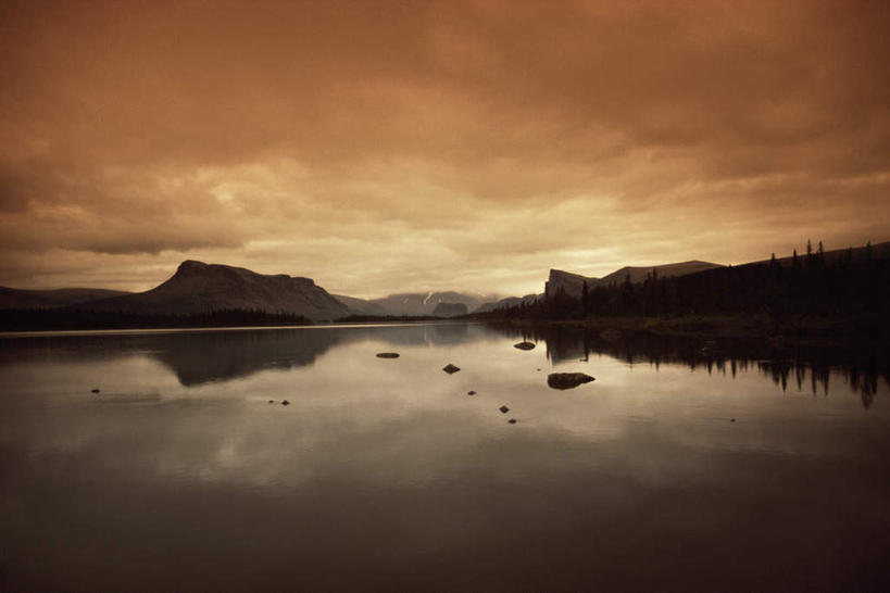 无人,公园,横图,室外,白天,正面,旅游,度假,河流,石头,美景,日落,森林,山,山脉,树林,水,植物,瑞典,欧洲,波纹,石子,河水,景观,山峰,水流,晚霞,霞光,落日,涟漪,山峦,娱乐,树,树木,绿色,倒影,水纹,自然,黄昏,波浪,群山,享受,休闲,景色,彩霞,放松,生长,成长,倒映,国家公园,斯堪的纳维亚,自然风光,北欧,斯堪的纳维亚半岛,水晕,瑞典王国,北博滕,夕照,反照,北博滕省,萨勒克国家公园,石块,岩石,夕阳,彩图,斜阳