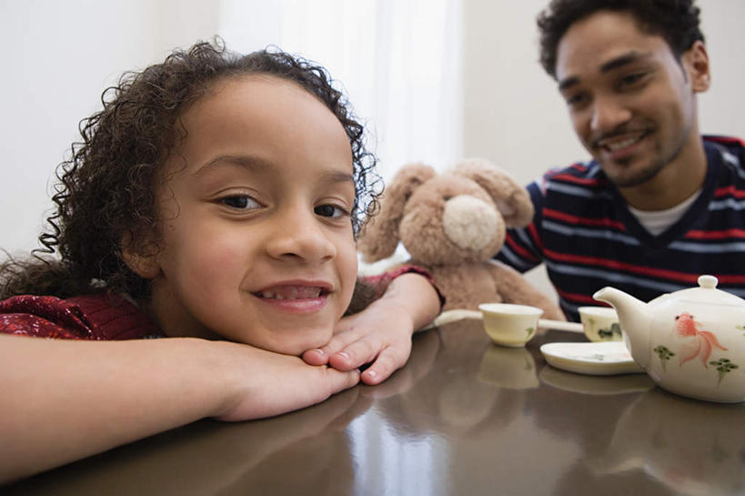 西方人,儿童,家庭,父亲,女儿,客厅,坐,笑,微笑,露齿笑,横图,室内,白天,白色背景,正面,游戏,纯洁,餐桌,窗帘,桌子,熊,杯子,餐具,玩具,欧洲,黑人,欧洲人,握,服装,朦胧,模糊,装饰,碟子,壶,盘,玩偶,墙,泰迪熊,拿,玩,拿着,扭头,注视,休闲装,娱乐,墙壁,墙面,水壶,一只,小孩,衣服,白色,帘子,盘子,茶壶,容器,水杯,玩具熊,碟,观察,看,趴着,转头,休闲,温暖,温馨,父女,一家人,休闲服,遮阳,父爱,可爱,童年,童趣,益智,握着,摄影,服饰,毛绒玩具,影棚,餐台,观看,华丽,修饰,安慰,点缀,和睦,察看,起居室,发泄,关注,消遣,童真,烂漫,无邪,宣泄,衬托,美观,雅致,雅观,罗斯福熊,客堂,天真,男人,男性,年轻男性,女孩,白种人,非洲人,孩子,年轻人,茶杯,趴,玩耍,嬉戏,坐着,半身,彩图,影棚拍摄,拍摄,融洽,女生