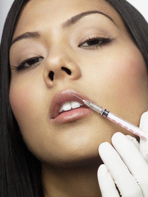 东方人,脸,头,脸颊,手,一个人,竖图,室内,特写,白天,正面,亚洲,仅一个年轻女性,仅一个女性,仅一个人,握,拿,拿着,注视,黄种人,手套,观察,看,手部,橡胶,针管,针筒,握着,注射,观看,察看,医疗,医疗设备,注射器,关注,橡胶手套,橡胶制品,医用手套,年轻女性,女人,女性,亚洲人,头部,脸部,脸蛋,面部,半身,彩图