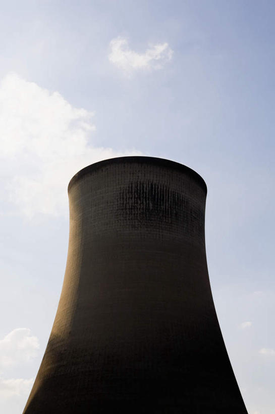 无人,竖图,室外,白天,仰视,烟囱,阴影,光线,影子,烟雾,云,云朵,背光,云彩,一个,蓝色,白云,蓝天,天空,阳光,天,巨大,庞大,晴朗,单个,污染,逆光,传染,宏大,硕大,伟大,晴空,彩图,低角度拍摄