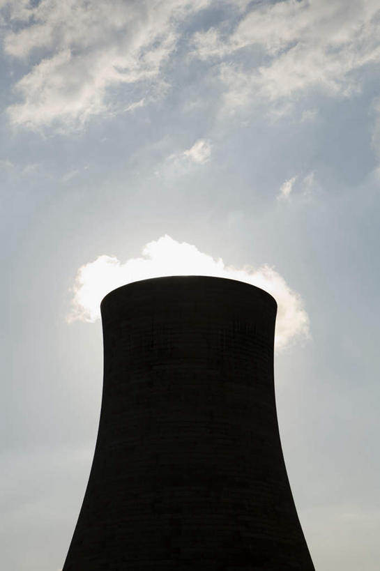 无人,竖图,室外,白天,仰视,烟囱,阴影,光线,影子,烟雾,云,云朵,背光,云彩,一个,蓝色,白云,蓝天,天空,阳光,天,巨大,庞大,晴朗,单个,污染,逆光,传染,宏大,硕大,伟大,晴空,彩图,低角度拍摄