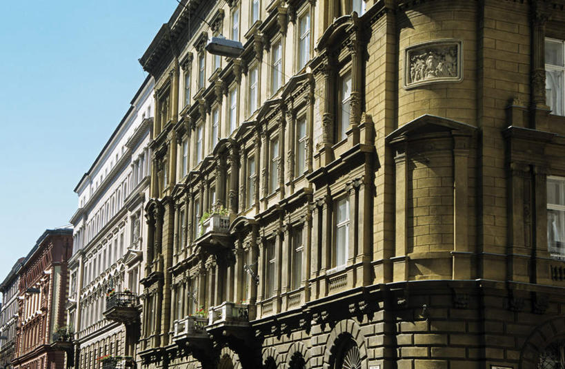 无人,横图,室外,白天,仰视,度假,美景,窗户,窗帘,城市风光,城市,欧洲,匈牙利,一排,许多,阴影,整齐,装饰,光线,影子,景观,首都,娱乐,玻璃窗,排列,蓝色,蓝天,天空,阳光,帘子,天,享受,休闲,遮阳,景色,放松,晴朗,华丽,修饰,点缀,布达佩斯,队列,中欧,万里无云,衬托,美观,雅致,雅观,匈牙利共和国,晴空,晴空万里,彩图,低角度拍摄