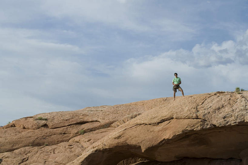 西方人,一个人,站,攀登,横图,室外,白天,仰视,运动服,锻炼,旅游,度假,探险,运动,攀岩,石头,山,山脉,欧洲,美国,欧洲人,仅一个男性,仅一个人,阴影,服装,光线,纹路,石子,纹理,影子,地平线,山峰,云,云朵,辽阔,地面,山峦,云彩,注视,娱乐,极限运动,仅一个年轻男性,衣服,蓝色,白云,蓝天,天空,阳光,群山,天,观察,看,站着,享受,休闲,广阔,爬,放松,服饰,晴朗,观看,张开双腿,一望无际,察看,北美,北美洲,犹他州,衣着,穿着,关注,室外运动,延伸,美洲,户外运动,肌理,天地相交,北亚美利加洲,亚美利加洲,犹他,蜂窝之州,蜂房州,衣饰,无边无际,一马平川,展开双腿,冒险,体育,男人,男性,年轻男性,白种人,石块,岩石,晴空,登山,攀爬,站立,彩图,低角度拍摄,全身,健身,伸展双腿,运动装