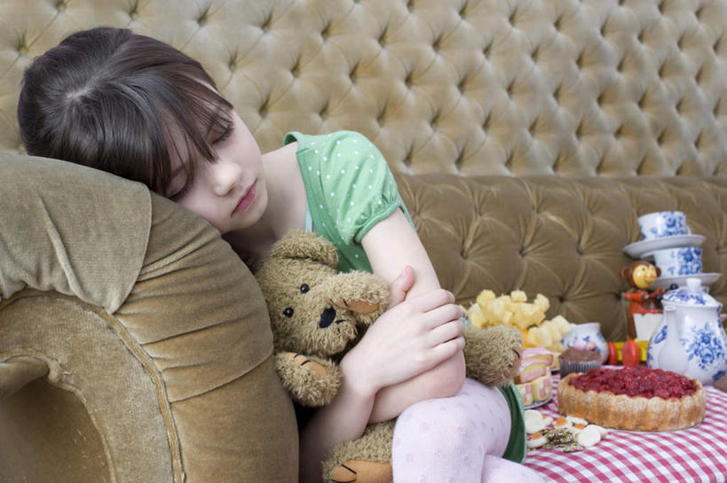 点心,西方人,儿童,一个人,客厅,坐,闭眼,抱,睡,横图,室内,白天,正面,绘画,下午茶,游戏,纯洁,沙发,熊,杯子,餐具,玩具,欧洲,欧洲人,仅一个女性,仅一个人,服装,彩绘,瓷器,碟子,盘,玩偶,陶瓷,食品,泰迪熊,玩,休闲装,娱乐,食物,糕点,小孩,衣服,盘子,水杯,玩具熊,碟,仅一个小孩,休闲,休闲服,可爱,童年,童趣,益智,服饰,毛绒玩具,抱着,安慰,陶艺,起居室,搂着,发泄,消遣,布艺沙发,童真,烂漫,无邪,宣泄,罗斯福熊,彩釉,客堂,天真,女孩,女人,女性,白种人,孩子,茶杯,闭眼睛,闭着眼,闭着眼睛,画画,困,困觉,搂,搂抱,寝息,睡觉,玩耍,嬉戏,坐着,半身,彩图,蛋糕,女生