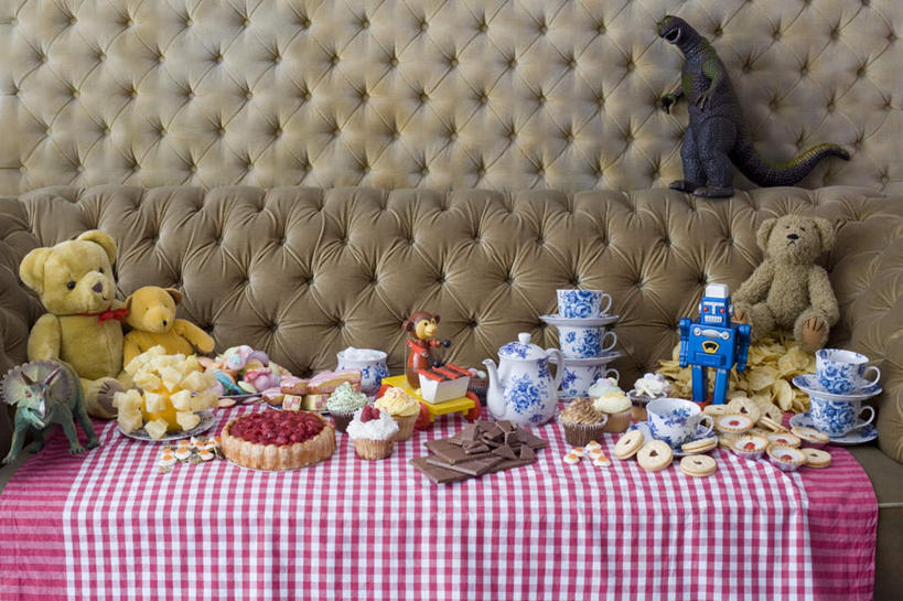 点心,无人,横图,室内,白天,正面,绘画,下午茶,游戏,机器,餐桌,桌子,熊,草莓,浆果,蔬菜,土豆,水果,玩具,一堆,许多,阴影,堆叠,堆积,新鲜,反射,布料,彩绘,瓷器,壶,玩偶,影子,陶瓷,墙,生食,食品,果实,泰迪熊,玩,布纹,娱乐,墙壁,墙面,水壶,桌布,食物,糕点,红色,餐巾,茶壶,容器,玩具熊,台布,休闲,机械,益智,毛绒玩具,恐龙,有机食品,绿色食品,餐台,堆,安慰,陶艺,机器人,发泄,消遣,凶猛,馍馍蛋,宣泄,罗斯福熊,灭尽,灭绝,史前动物,彩釉,凶残,洋莓,水果皇后,红莓,地莓,洋芋,山药蛋,马铃薯,画画,玩耍,嬉戏,彩图,蛋糕