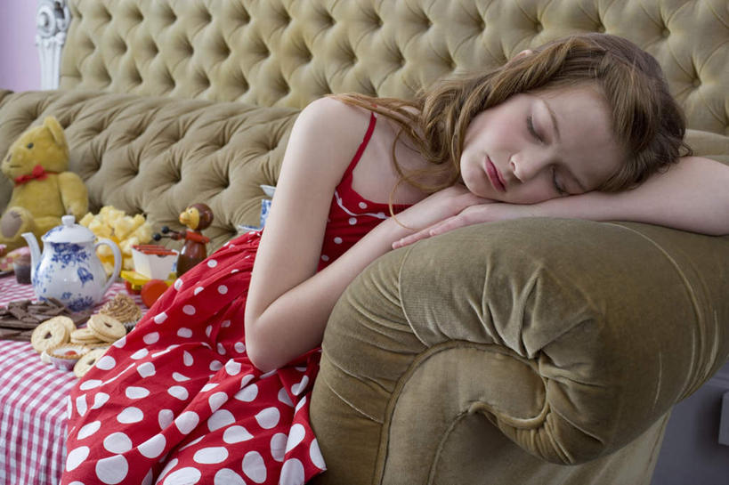 点心,西方人,儿童,一个人,客厅,坐,闭眼,抱,睡,横图,室内,白天,正面,裙子,绘画,下午茶,游戏,纯洁,沙发,熊,杯子,餐具,玩具,欧洲,欧洲人,仅一个女性,仅一个人,连衣裙,彩绘,瓷器,碟子,盘,玩偶,陶瓷,食品,泰迪熊,玩,娱乐,食物,糕点,小孩,红色,盘子,水杯,玩具熊,碟,仅一个小孩,休闲,可爱,童年,童趣,益智,毛绒玩具,抱着,吊带裙,安慰,陶艺,起居室,搂着,发泄,消遣,布艺沙发,童真,烂漫,无邪,宣泄,罗斯福熊,彩釉,客堂,天真,女孩,女人,女性,白种人,孩子,茶杯,闭眼睛,闭着眼,闭着眼睛,画画,困,困觉,搂,搂抱,寝息,睡觉,玩耍,嬉戏,坐着,半身,彩图,蛋糕,女生