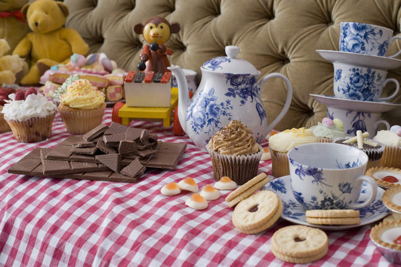 点心,无人,客厅,横图,室内,特写,白天,正面,绘画,游戏,沙发,哺乳动物,猴,野生动物,熊,猴子,杯子,餐具,玩具,阴影,朦胧,模糊,反射,彩绘,瓷器,碟子,壶,盘,玩偶,影子,陶瓷,食品,糖,糖果,甜点,甜品,泰迪熊,曲奇,玩,娱乐,水壶,食物,动物,盘子,茶壶,容器,水杯,玩具熊,碟,饼干,甜食,零食,巧克力,休闲,可爱,益智,毛绒玩具,活泼,朱古力,纸托,安慰,陶艺,起居室,发泄,消遣,布艺沙发,宣泄,罗斯福熊,彩釉,客堂,蛋糕托,蛋糕托纸,蛋糕纸托,茶杯,画画,玩耍,嬉戏,彩图