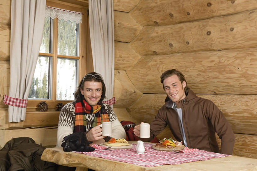 西方人,两个人,伙伴,朋友,坐,笑,微笑,露齿笑,横图,室内,白天,正面,烹饪,西餐,友谊,安全,餐桌,窗户,窗帘,桌子,杯子,餐具,欧洲,欧洲人,一副,服装,装饰,木制,布料,碟子,盘,眼镜,陶瓷,墙,三明治,料理,食品,防护,陶瓷制品,布纹,注视,休闲装,菜肴,美食,玻璃窗,墙壁,墙面,桌布,食物,衣服,帘子,盘子,餐巾,马克杯,木制品,水杯,围巾,碟,台布,快餐,观察,看,休闲,休闲服,遮阳,西式,服饰,佳肴,餐台,观看,护目镜,保护,华丽,修饰,点缀,察看,关注,保险,西式快餐,三文治,保全,周全,安稳,安定,衬托,美观,雅致,雅观,安全防护眼镜,平安,友情,男人,男性,年轻男性,白种人,坐着,半身,彩图,防护眼镜