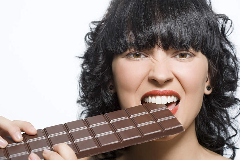 西方人,脸,头,脸颊,手,一个人,吃,横图,室内,特写,白天,白色背景,正面,欧洲,欧洲人,双手,仅一个年轻女性,仅一个女性,仅一个人,一块,握,咬,食品,糖,糖果,甜点,甜品,拿,拿着,注视,肩膀,食物,黑色,甜食,巧克力,观察,看,手部,握着,摄影,影棚,观看,朱古力,黑巧克力,咬着,察看,关注,年轻女性,女人,女性,白种人,头部,长发,卷发,脸部,脸蛋,面部,嚼,食,半身,彩图,影棚拍摄,拍摄