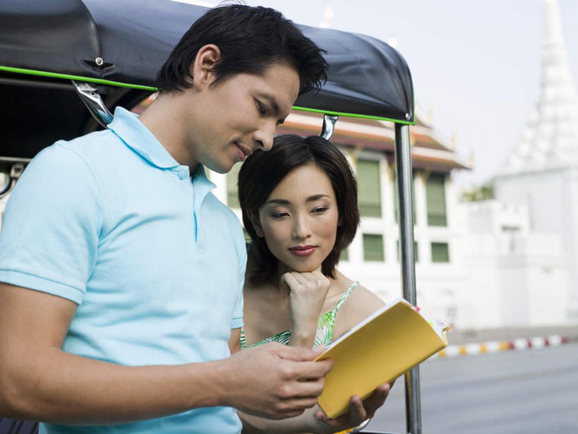 东方人,两个人,寺庙,站,横图,室外,白天,正面,爱情,旅游,度假,标志建筑,道路,地标,建筑,路,公路,书籍,曼谷,泰国,亚洲,一本,一辆,撑,握,阴影,服装,节日,朦胧,模糊,光线,影子,三轮车,交通,首都,浪漫,燃烧,托腮,注视,休闲装,黄种人,文化,娱乐,建设,车,脚踏车,衣服,蓝色,蓝天,天空,阳光,香火,庙宇,交通工具,天,低头,观察,看,祈祷,托,站着,享受,休闲,健康,思考,温暖,温馨,休闲服,旅游胜地,恩爱,放松,握着,许愿,恋人,宗教,服饰,东南亚,信仰,晴朗,观看,纪念,祈求,和睦,察看,关注,托下巴,载具,万里无云,泰王国,思虑,平安,男人,男性,年轻男性,年轻女性,女人,女性,亚洲人,情侣,书,图书,晴空,晴空万里,马路,站立,半身,彩图,庙,寺,伴侣,融洽