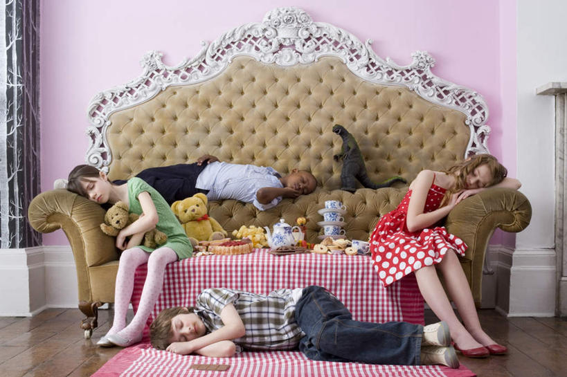 西方人,儿童,四个人,伙伴,朋友,客厅,坐,躺,闭眼,睡,横图,室内,白天,正面,游戏,友谊,纯洁,地毯,沙发,熊,玩具,欧洲,欧洲人,服装,装饰,编织,壶,玩偶,手工艺品,墙,泰迪熊,织物,玩,休闲装,娱乐,墙壁,墙面,水壶,小孩,衣服,茶壶,容器,玩具熊,工艺品,休闲,休闲服,可爱,童年,童趣,益智,服饰,毛绒玩具,华丽,修饰,安慰,点缀,起居室,发泄,消遣,布艺沙发,童真,烂漫,无邪,宣泄,衬托,美观,雅致,雅观,罗斯福熊,客堂,卧着,天真,友情,男孩,男人,男性,女孩,女人,女性,白种人,闭眼睛,闭着眼,闭着眼睛,困,困觉,寝息,睡觉,躺着,玩耍,卧,嬉戏,坐着,彩图,全身,男生,女生