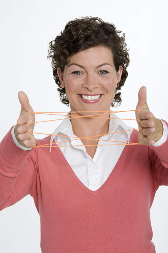 西方人,脸,头,脸颊,手,一个人,商务人士,商务女性,站,笑,微笑,露齿笑,竖图,室内,白天,白色背景,正面,游戏,成功,合作,团队,集体,信心,玩具,欧洲,欧洲人,双手,仅一个女性,仅一个人,套装,玩,注视,娱乐,队伍,肩膀,绳子,观察,看,站着,仅一个中年女性,休闲,手部,翻花绳,摄影,影棚,观看,活动,绳索,察看,成就,发泄,关注,消遣,智力,商务装,挑帮帮,合伙,工薪阶层,翻绳,宣泄,解绷绷,解勾勾,解钩钩,挑花花线,线翻花,解股,翻花鼓,挑绷绷,女人,女性,中年女性,白种人,头部,脸部,脸蛋,面部,白领,上班族,玩耍,嬉戏,站立,半身,彩图,影棚拍摄,拍摄