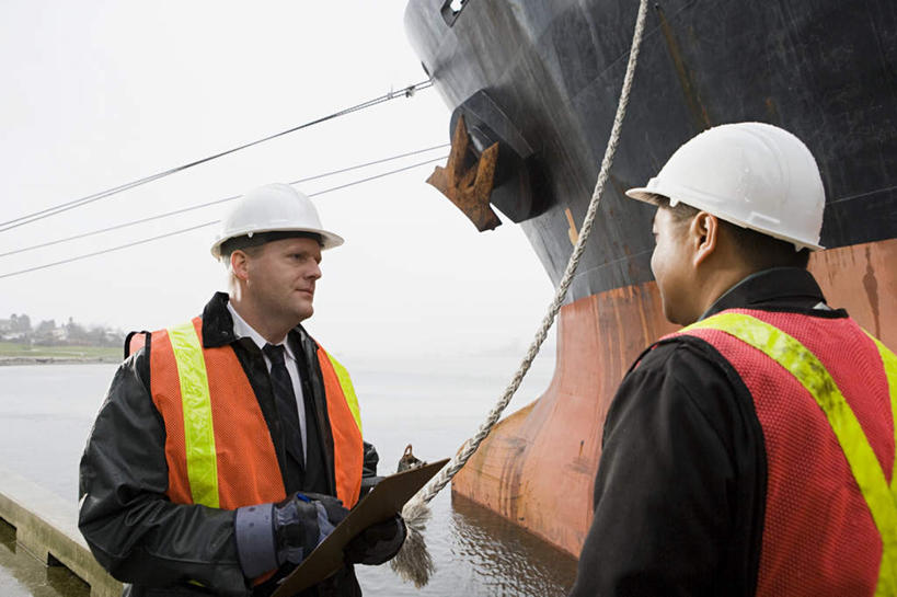 西方人,两个人,伙伴,朋友,码头,站,说,横图,室外,白天,侧面,工作服,制服,讨论,友谊,安全,合作,团队,海浪,海洋,港口,轮船,船,帽子,欧洲,欧洲人,两顶,一艘,停靠,握,头盔,浪花,防护,相视,工人,一个,白色,海水,安全帽,绳子,手套,交通工具,站着,面对面,战略,握着,单个,对视,保护,绳索,停泊,载具,缆绳,保险,相对,记录板,海景,记事板,相看,保全,周全,安稳,安定,联合,合谋,防护手套,工作制服,交流,配合,平安,协作,男人,男性,中年男性,白种人,大海,风浪,海,海水的波动,近岸浪,涌浪,沟通,讲话,交谈,商讨,说话,谈话,站立,半身,彩图,工作套服,摆渡口,埠头,渡口,渡头,港湾,海港,货运码头,口岸,商港