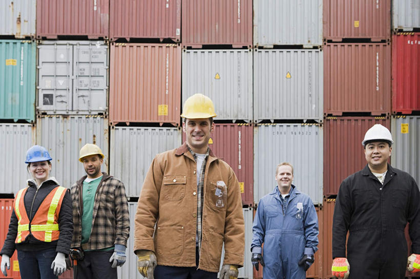 东方人,西方人,胡须,伙伴,朋友,机修工,码头,站,笑,微笑,露齿笑,横图,室外,白天,正面,工作服,制服,友谊,安全,比赛,合作,团队,港口,帽子,欧洲,非洲,黑人,欧洲人,亚洲,五个人,一排,许多,整齐,头盔,防护,集装箱,许多人,注视,黄种人,货柜,排列,工人,黄色,蓝色,安全帽,手套,箱子,观察,看,站着,一群人,战略,运输,观看,保护,察看,队列,关注,保险,物流,保全,周全,安稳,安定,联合,合谋,防护手套,工作制服,五顶,配合,平安,协作,男人,男性,女人,女性,中年男性,中年女性,白种人,非洲人,亚洲人,胡子,络腮胡,机械师,机修工人,站立,半身,彩图,工作套服,摆渡口,埠头,渡口,渡头,港湾,海港,货运码头,口岸,商港