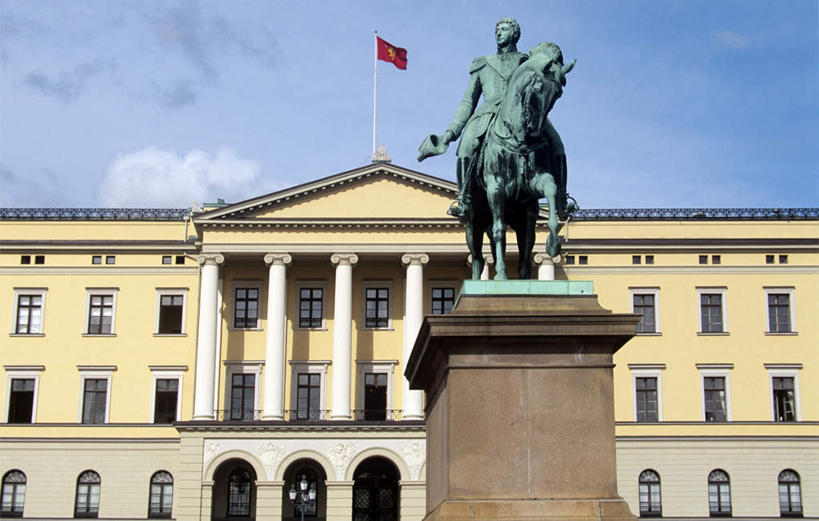 西方人,一个人,无人,家,宫殿,坐,横图,室外,白天,仰视,度假,美景,别墅,窗户,城市风光,城市,马,野生动物,旗帜,雕塑,挪威,欧洲,欧洲人,仅一个男性,仅一个人,一排,阴影,艺术,整齐,装饰,并列,并排,光线,雕刻,雕像,影子,房屋,屋子,景观,云,云朵,公寓,首都,云彩,注视,娱乐,旗子,洋房,楼房,玻璃窗,住宅,排列,仅一个年轻男性,蓝色,白云,蓝天,天空,阳光,动物,工艺品,天,观察,看,享受,休闲,景色,放松,运输,牲畜,晴朗,观看,纪念,美术,察看,斯堪的纳维亚,队列,关注,北欧,斯堪的纳维亚半岛,主题,豪宅,平行,陈列,奥斯陆,功能,美学,旌旗,旗号,挪威王国,男人,男性,年轻男性,白种人,晴空,坐着,彩图,低角度拍摄,全身,房子