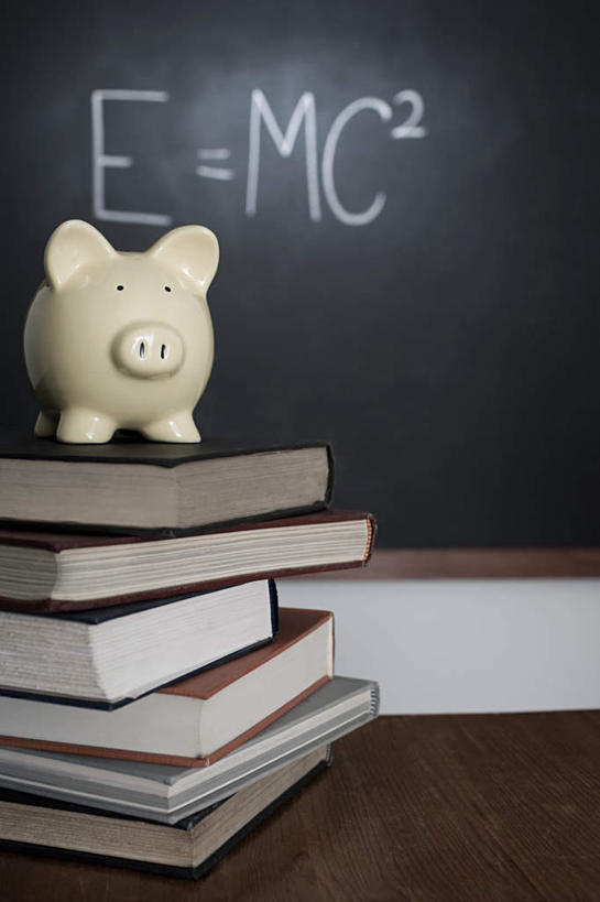 无人,学校,竖图,室内,特写,白天,正面,桌子,静物,书籍,一堆,许多,堆叠,堆积,英文,标志,文字,字符,字母,标识,书桌,校园,一个,课桌,容器,黑板,教室,储蓄罐,器皿,储蓄,存钱,教学,金融,理财,经济,单个,堆,英文字母,资金,存钱罐,存款,流通,贸易,贮钱罐,储钱罐,扑满,耐磨,教学黑板,书,图书,彩图