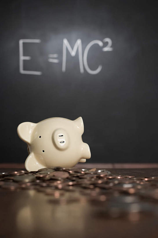 无人,学校,竖图,室内,特写,白天,正面,钱,桌子,静物,许多,朦胧,模糊,英文,标志,钱币,文字,字符,字母,标识,书桌,校园,一个,课桌,容器,黑板,教室,储蓄罐,器皿,储蓄,存钱,教学,金融,理财,经济,单个,英文字母,资金,存钱罐,存款,流通,贸易,贮钱罐,储钱罐,扑满,耐磨,教学黑板,货币,现金,硬币,彩图