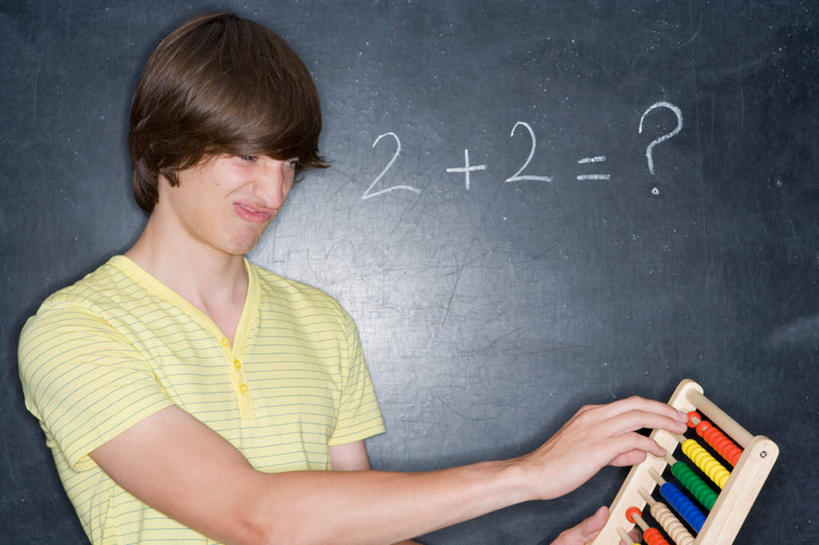 西方人,一个人,站,横图,室内,白天,正面,算盘,欧洲,欧洲人,仅一个男性,仅一个人,握,服装,古老,计算,科学,笔,标志,工具,数字,文字,字符,办公用品,拿,拿着,注视,休闲装,文化,标识,传统,仅一个年轻男性,衣服,黄色,粉笔,学习用品,黑板,观察,看,站着,休闲,教室,休闲服,教学,握着,理财,财务,阿拉伯数字,服饰,观看,文具用品,察看,课堂,关注,数学,耐磨,白垩,教学黑板,珠算,男人,男性,年轻男性,白种人,站立,半身,彩图