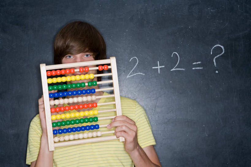 西方人,一个人,站,横图,室内,白天,正面,算盘,欧洲,欧洲人,仅一个男性,仅一个人,握,服装,古老,计算,科学,笔,标志,工具,数字,文字,字符,办公用品,拿,拿着,注视,休闲装,文化,标识,传统,仅一个年轻男性,衣服,黄色,粉笔,学习用品,黑板,观察,看,站着,休闲,教室,休闲服,教学,握着,遮,遮掩,理财,财务,阿拉伯数字,服饰,观看,文具用品,察看,掩盖,课堂,遮挡,关注,数学,遮盖,掩饰,耐磨,白垩,教学黑板,珠算,男人,男性,年轻男性,白种人,站立,半身,彩图