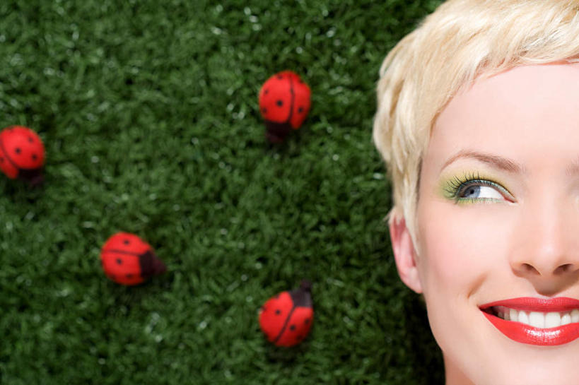 西方人,脸,头,脸颊,头发,一个人,站,笑,微笑,露齿笑,横图,室内,特写,白天,正面,草地,草坪,植物,瓢虫,欧洲,欧洲人,仅一个年轻女性,仅一个女性,仅一个人,四只,阴影,装饰,反射,昆虫,影子,斑点,墙,注视,墙壁,墙面,草,绿色,动物,假花,观察,看,站着,金色,摄影,影棚,观看,华丽,修饰,点缀,察看,关注,益虫,衬托,美观,雅致,雅观,尤物,年轻女性,女人,女性,白种人,头部,直发,脸部,脸蛋,面部,站立,半身,彩图,影棚拍摄,拍摄,仿真花,人造花,短发,佳丽,丽人,美人