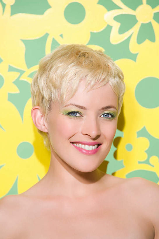 西方人,脸,头,脸颊,头发,一个人,站,笑,微笑,露齿笑,竖图,室内,特写,白天,正面,蝴蝶,欧洲,欧洲人,仅一个年轻女性,仅一个女性,仅一个人,绿色背景,阴影,艺术,盛开,反射,昆虫,影子,纸艺,手工艺品,花蕾,注视,文化,裸露,肩膀,花,花瓣,花朵,鲜花,黄色,动物,纸制品,工艺品,剪纸,花苞,花蕊,观察,看,站着,金色,摄影,影棚,观看,察看,高雅,关注,裸,益虫,自信心,品位,剪画,刻纸,尤物,年轻女性,女人,女性,白种人,头部,直发,脸部,脸蛋,面部,站立,半身,彩图,影棚拍摄,拍摄,短发,佳丽,丽人,美人