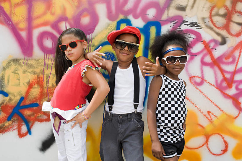 西方人,儿童,三个人,伙伴,朋友,站,横图,室外,白天,正面,抽象,绘画,友谊,纯洁,帽子,欧洲,非洲,黑人,欧洲人,服装,艺术,彩绘,墨镜,图案,眼镜,墙,艺术品,古典,注视,休闲装,文化,运动帽,手叉腰,墙壁,墙面,小孩,衣服,红色,太阳镜,太阳眼镜,工艺品,叉腰,观察,看,品味,站着,休闲,概念,休闲服,鸭舌帽,遮阳镜,可爱,童年,童趣,服饰,观看,美术,察看,高雅,双手叉腰,关注,童真,烂漫,无邪,美学,一顶,三副,图文,天真,友情,男孩,男人,男性,女孩,女人,女性,非洲人,站立,半身,彩图,涂鸦,男生,女生