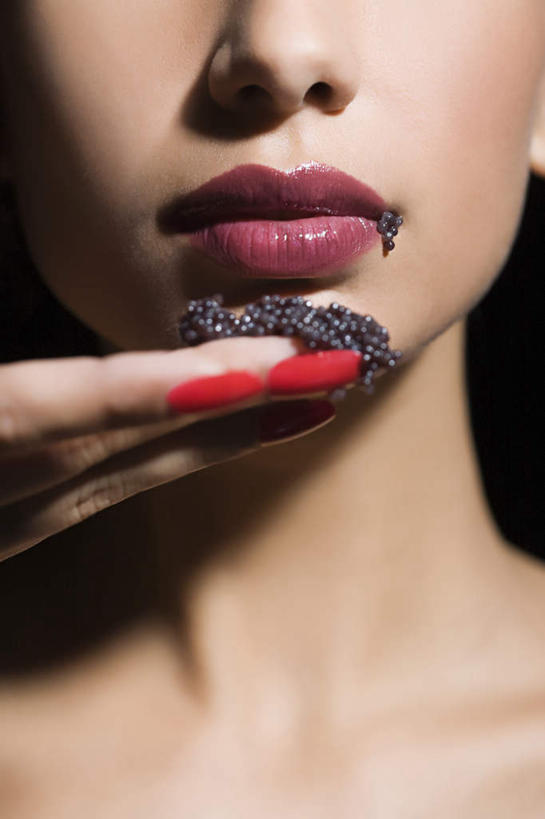 鱼子酱,西方人,嘴,脖子,手,一个人,捧,竖图,室内,特写,白天,正面,欧洲,欧洲人,仅一个年轻女性,仅一个女性,仅一个人,黑色背景,装饰,调料,酱料,酱汁,佐料,调味品,调味料,指甲油,酱,手部,摄影,影棚,单手,华丽,修饰,点缀,衬托,美观,雅致,雅观,年轻女性,女人,女性,白种人,脖,颈,颈部,口,口腔,嘴巴,嘴唇,端,端着,捧着,手捧,半身,彩图,影棚拍摄,拍摄