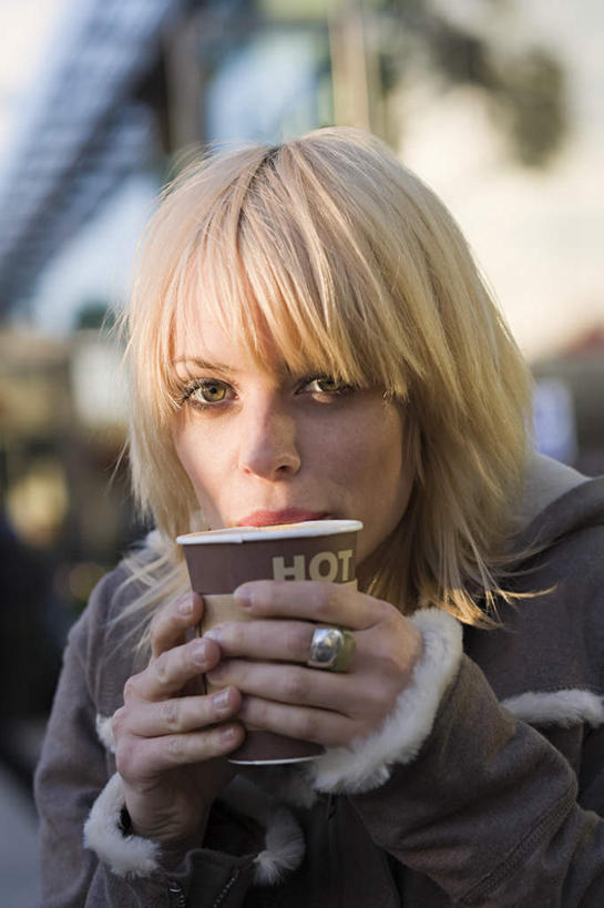 咖啡,西方人,一个人,家,站,竖图,室外,特写,白天,正面,爱情,幸福,杯子,欧洲,欧洲人,仅一个年轻女性,仅一个女性,仅一个人,喝,握,服装,朦胧,模糊,房屋,屋子,浪漫,拿,拿着,注视,休闲装,娱乐,楼房,住宅,装饰品,饮料,衣服,戒指,饰品,首饰,纸制品,观察,看,站着,享受,休闲,温馨,休闲服,恩爱,放松,乐趣,握着,服饰,观看,纸杯,信物,察看,提神,舒适,权利,关注,一次性杯子,醒脑,软饮料,手饰,年轻女性,女人,女性,白种人,站立,半身,彩图,房子