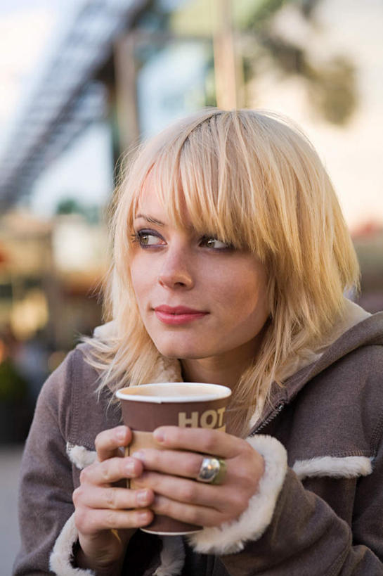 咖啡,西方人,一个人,家,站,笑,微笑,竖图,室外,特写,白天,正面,爱情,幸福,杯子,欧洲,欧洲人,仅一个年轻女性,仅一个女性,仅一个人,握,服装,朦胧,模糊,房屋,屋子,浪漫,拿,拿着,注视,休闲装,娱乐,楼房,住宅,装饰品,饮料,衣服,戒指,饰品,首饰,纸制品,观察,看,站着,享受,休闲,温馨,休闲服,恩爱,放松,乐趣,握着,服饰,观看,纸杯,信物,察看,提神,舒适,权利,关注,一次性杯子,醒脑,软饮料,手饰,年轻女性,女人,女性,白种人,站立,半身,彩图,房子