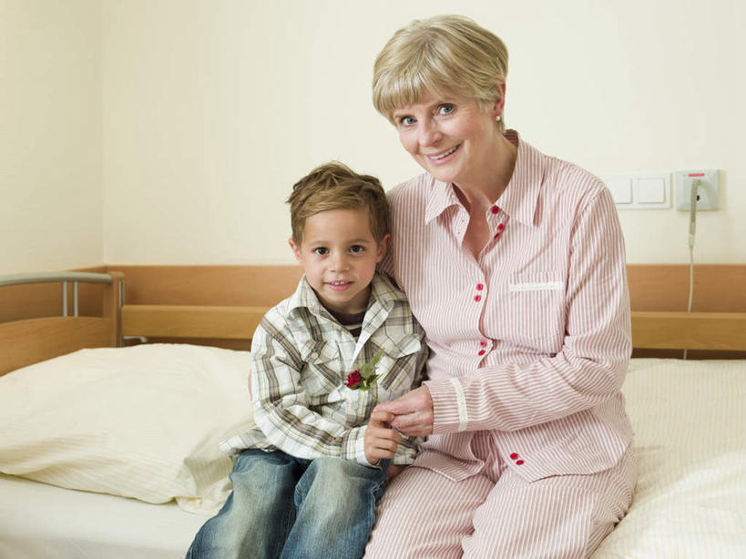 西方人,儿童,老年人,两个人,家庭,祖母,坐,笑,微笑,露齿笑,横图,室内,白天,正面,爱情,幸福,纯洁,热情,床,卧室,玫瑰,欧洲,欧洲人,握,服装,朦胧,模糊,盛开,电力,电器,电线,线,墙,玫瑰花,插座,床单,电能,浪漫,线路,花蕾,注视,休闲装,被子,墙壁,墙面,花,花瓣,花朵,鲜花,小孩,衣服,白色,花苞,花蕊,观察,看,休闲,温暖,温馨,一家人,休闲服,恩爱,可爱,童年,童趣,握着,服饰,单人床,奶奶,观看,祖孙,电,电源,电源线,和睦,察看,被单,家用电器,关注,感动,能量,插线板,拖线板,童真,烂漫,无邪,外婆,外祖母,外孙,外孙子,尊敬,电源转换器,排插,天真,刺玫花,徘徊花,老年女性,男孩,女人,女性,白种人,孩子,孙子,坐着,半身,彩图,睡房,卧房,融洽,男生